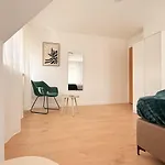 Moderne Fusslaeufig Zu Schloss Apartmán