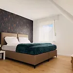 Moderne Fusslaeufig Zu Schloss Apartmán