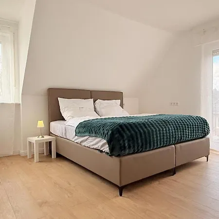 Moderne Fusslaeufig Zu Schloss *